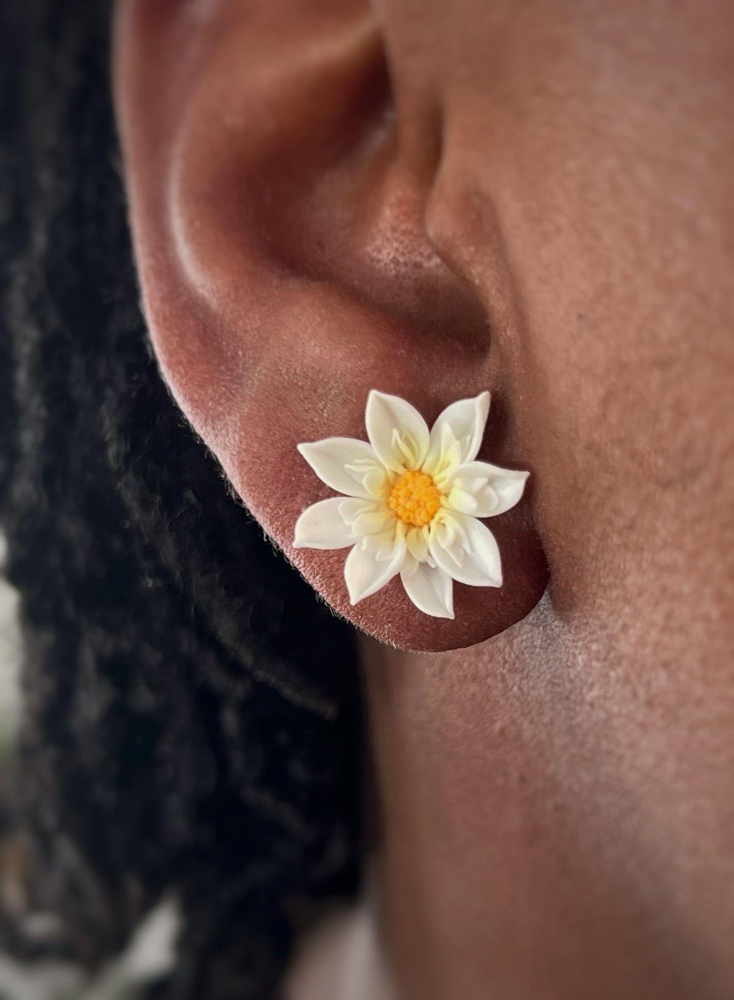 Collarette Dahlia mini studs: White Chocolate