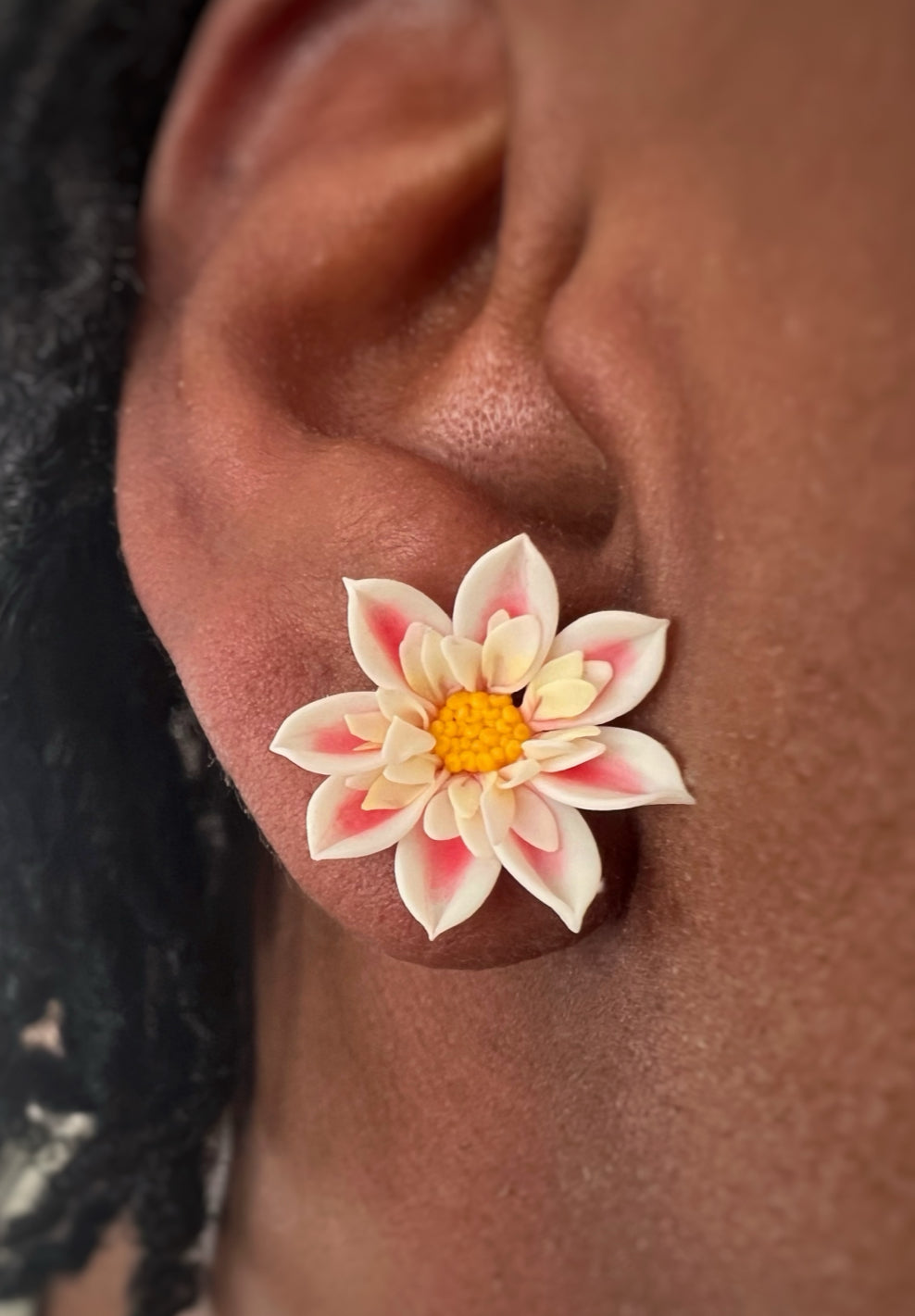 Collarette Dahlia mini studs: Dandy