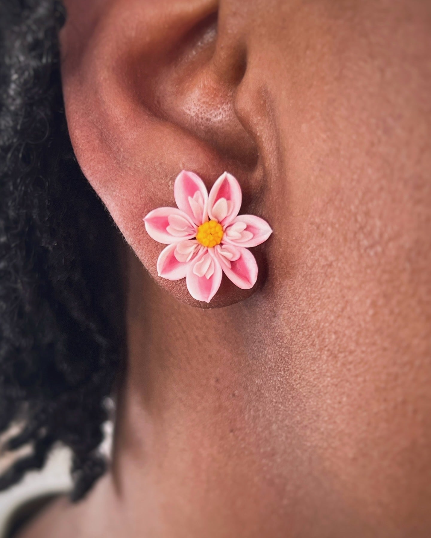 Collarette Dahlia mini studs: Bumble